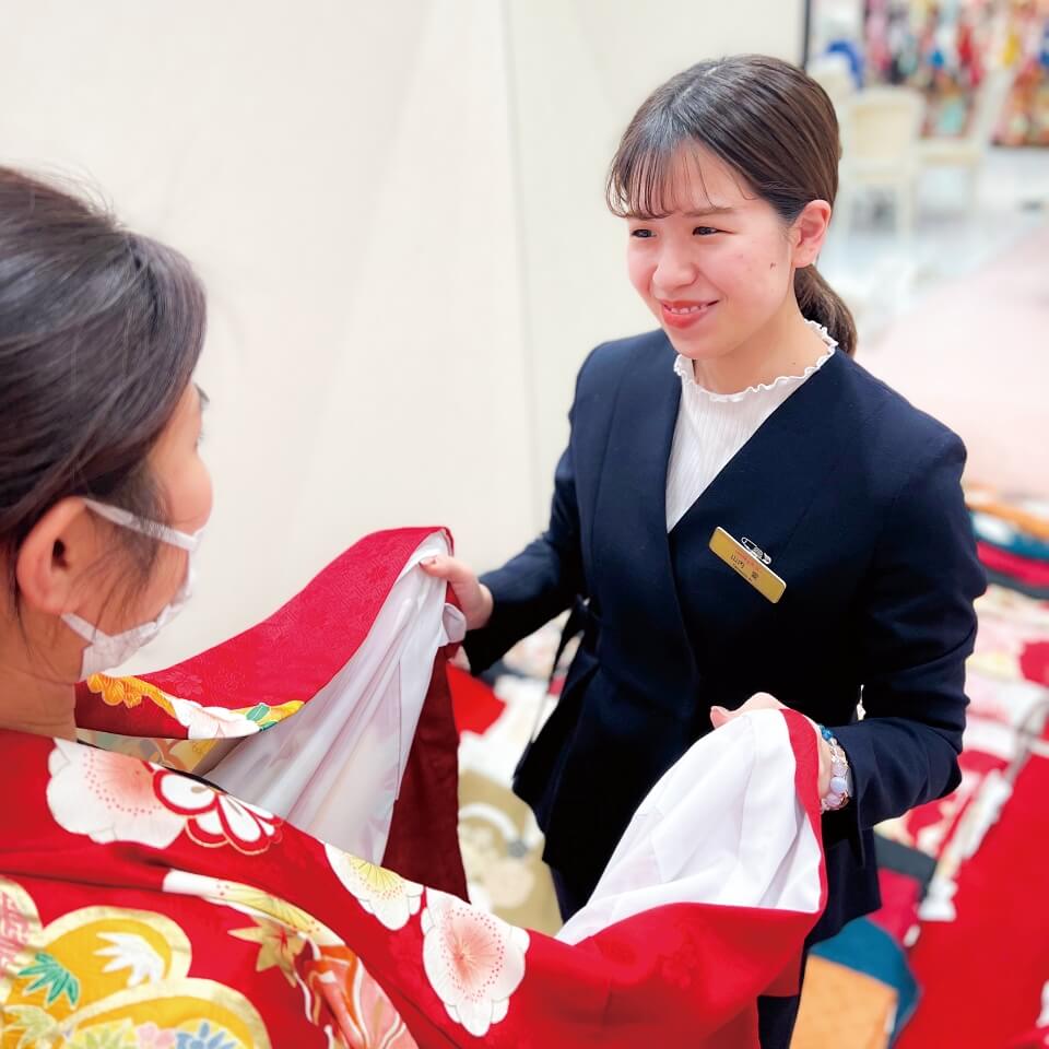 ふりそでMODEで働く山内愛さん